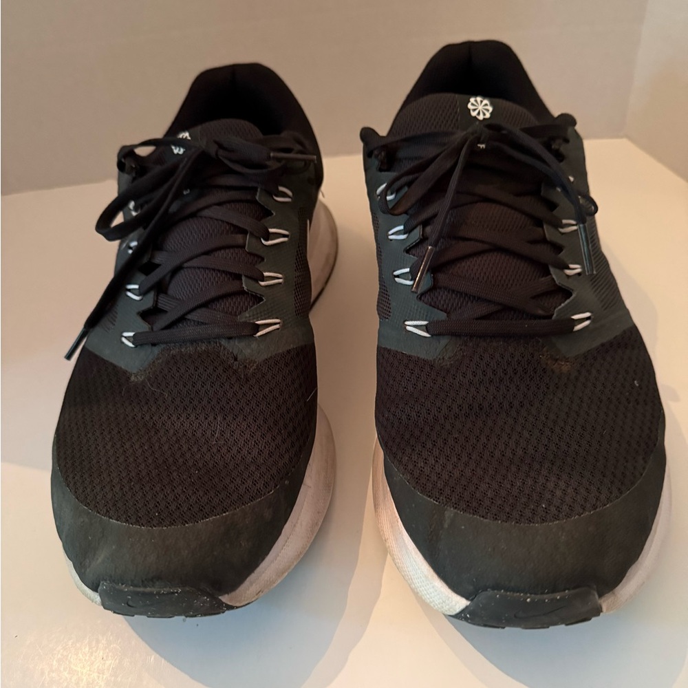 Nike Run Swift 3 Black and White Athletic Sneakers Men’s 12 WIDE